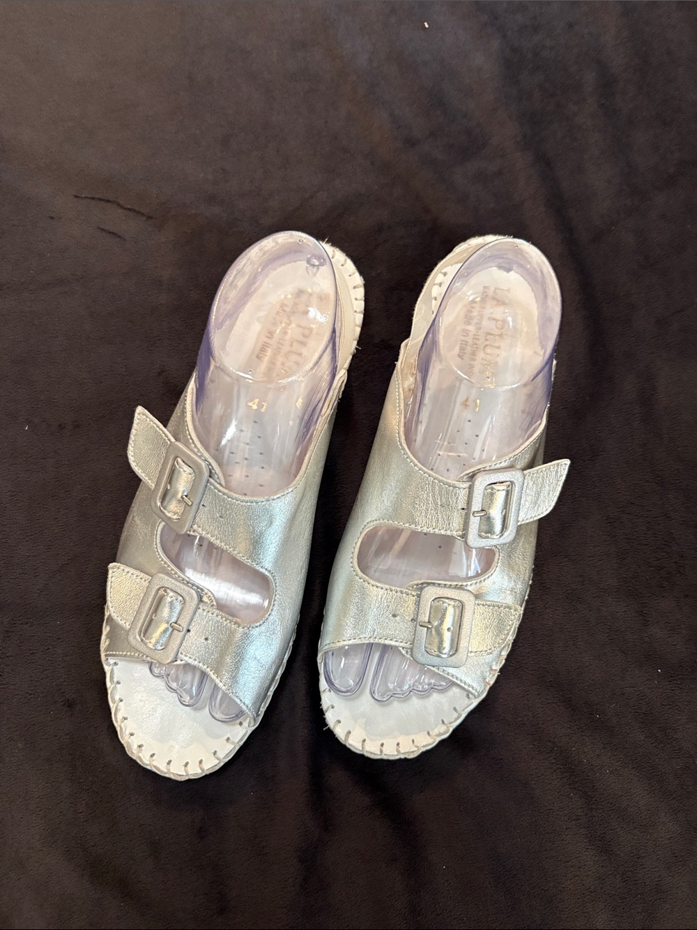 La Plume Jen Metallic Silver Leather Buckle Slide Sandals Size 41 US 10 Comfort